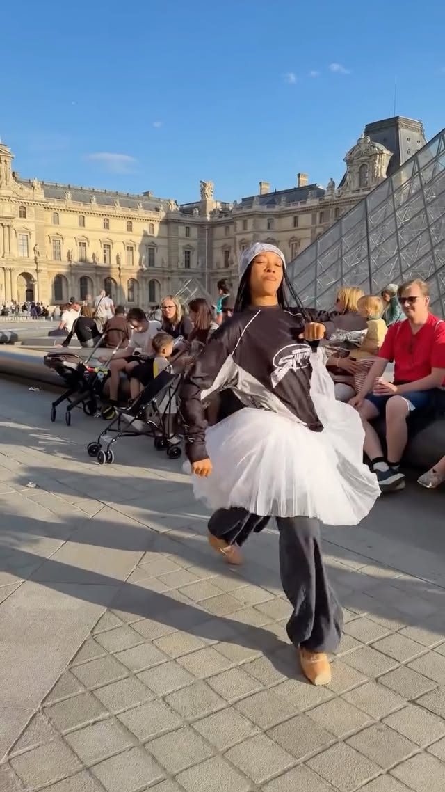 Inès Vebole tańcząca przed Luwrem