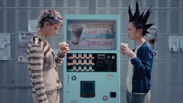 Oatly w kolorowej kampanii przy automacie