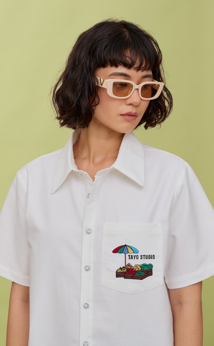 Modelka w koszuli Tayo Studio